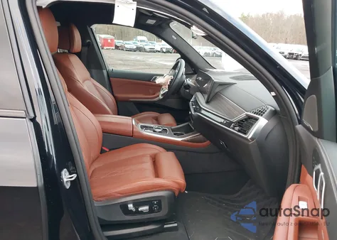 2025 BMW X7 xDrive40I z USA, uszkodzony, nr VIN 5UX23EM00S9Y58797